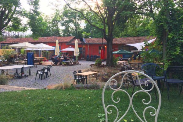 Uno scorcio del giardino di Eastriver, sul naviglio della Martesana